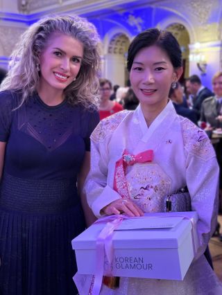 Naše ambasadorka značky Cell By Cell, Olga Menzelová, měla tu čest předat luxusní dárkový set naší kosmetiky manželce...